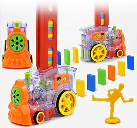 Barn som leker med domino lastebilen, fokus på kreativ læring og moro.