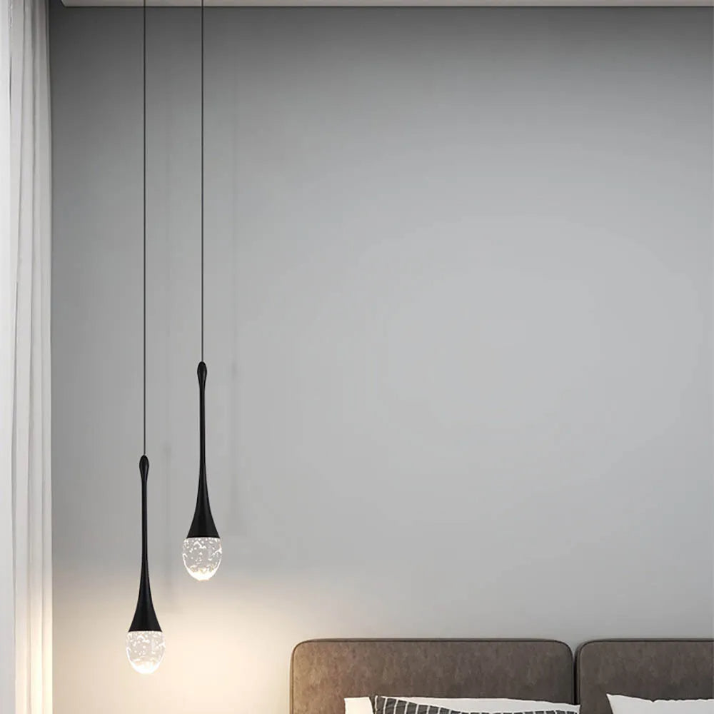 Justerbar dråpeformet pendellampe i svart metall. Stilfull og moderne belysning for entré eller soverom.