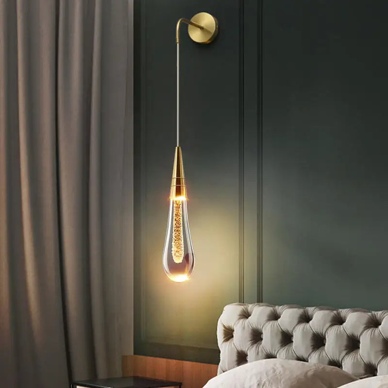 Designlampe med dråpeformet skjerm, gir dekorativ belysning og varm glød i interiøret.