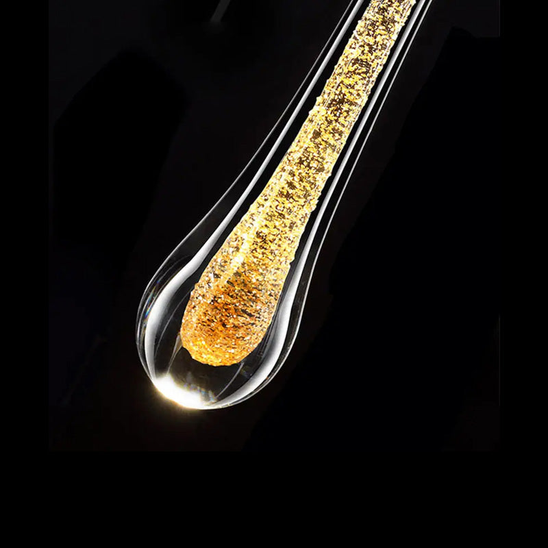 Elegant dråpeformet vegglampe med varm glød, perfekt som interiørlys i et moderne hjem.