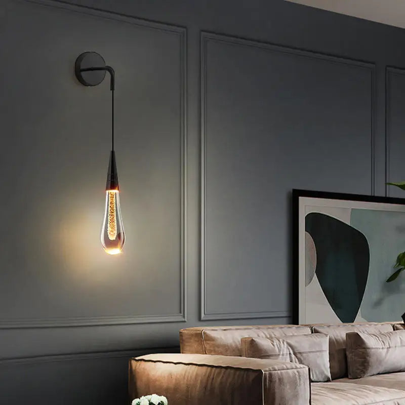 Minimalistisk vegglampe, dråpeformet design med varm glød, ideell dekorativ belysning for gang.