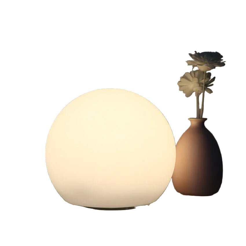 Dynamisk LED kulebordlampe med fargeendring og moderne design, perfekt som stemningslampe for interiøret.