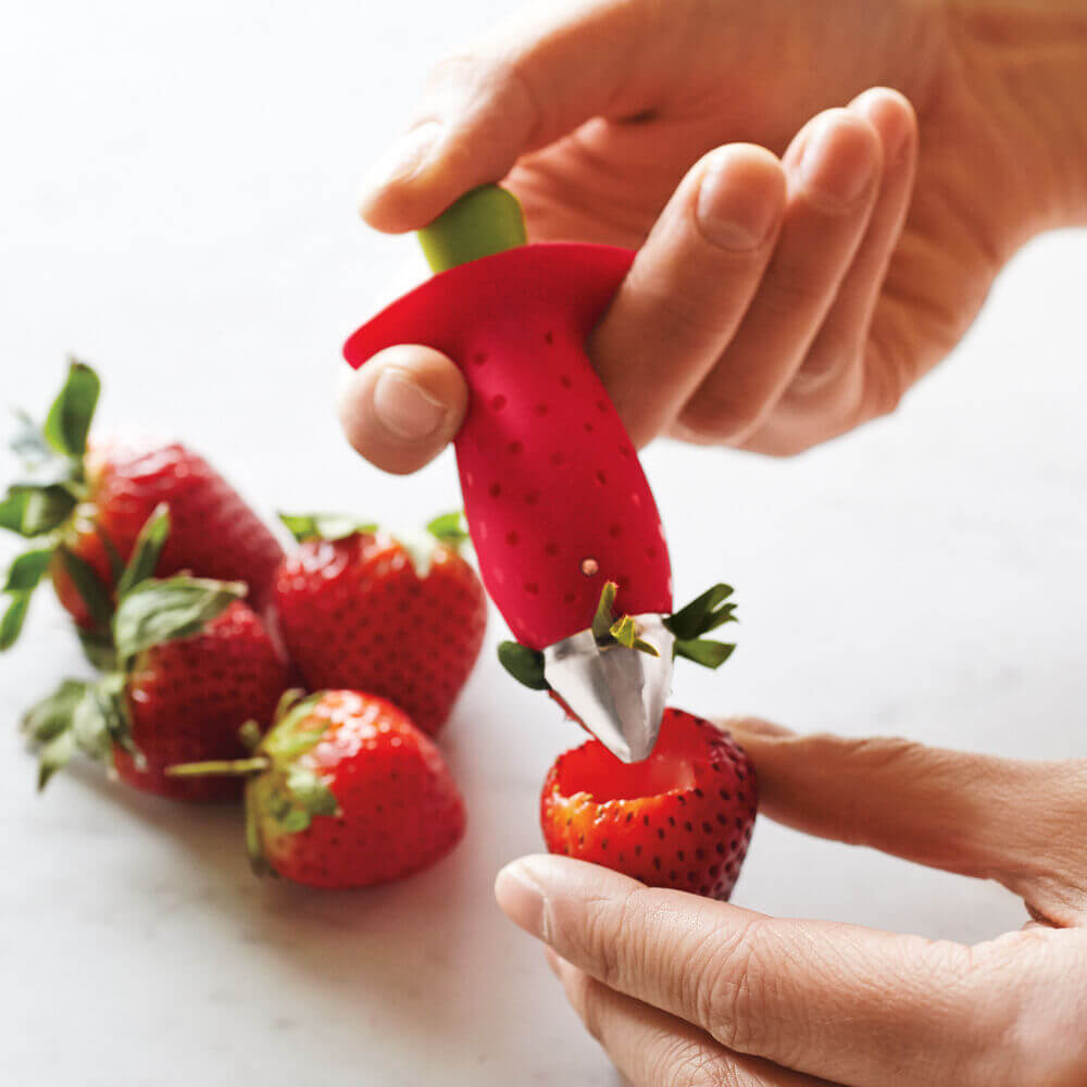 Enkel jordbærrenser som sparer tid ved fruktforberedelse for desserter og salater.