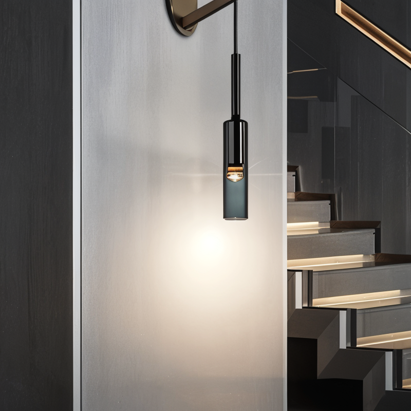 Moderne vegglampe i skandinavisk stil med røkt glass og kobber, gir elegant stemningslys.