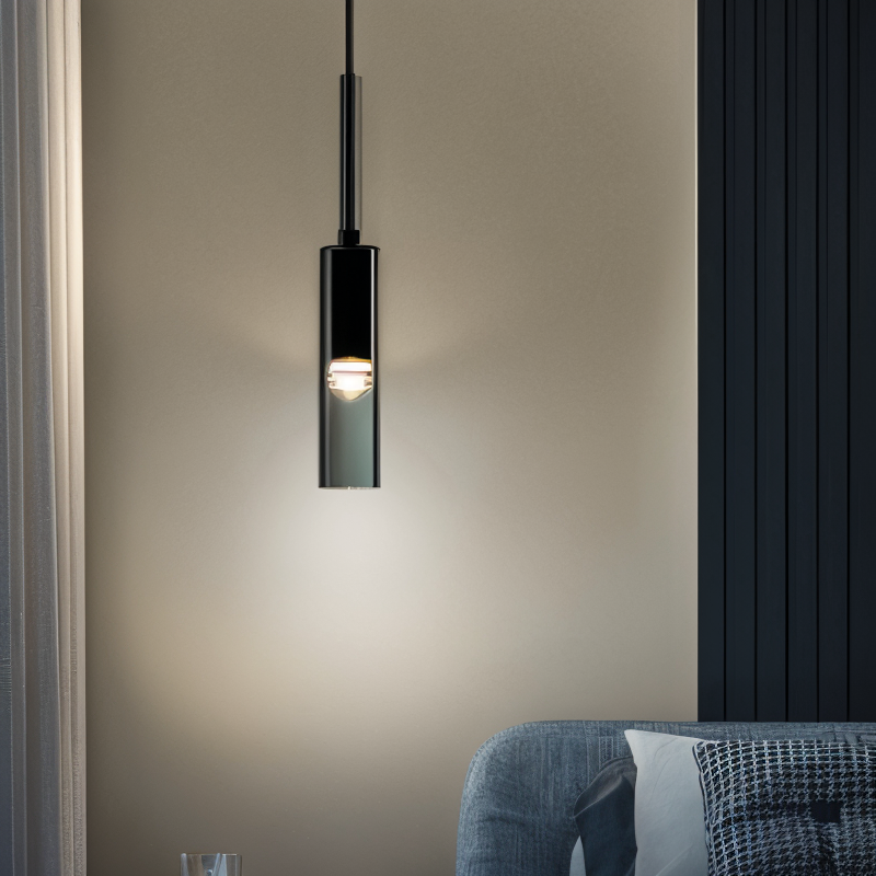 Industriell vegglampe med stilrent røkt glass og kobber. Ideell for dekorasjon og LED belysning.
