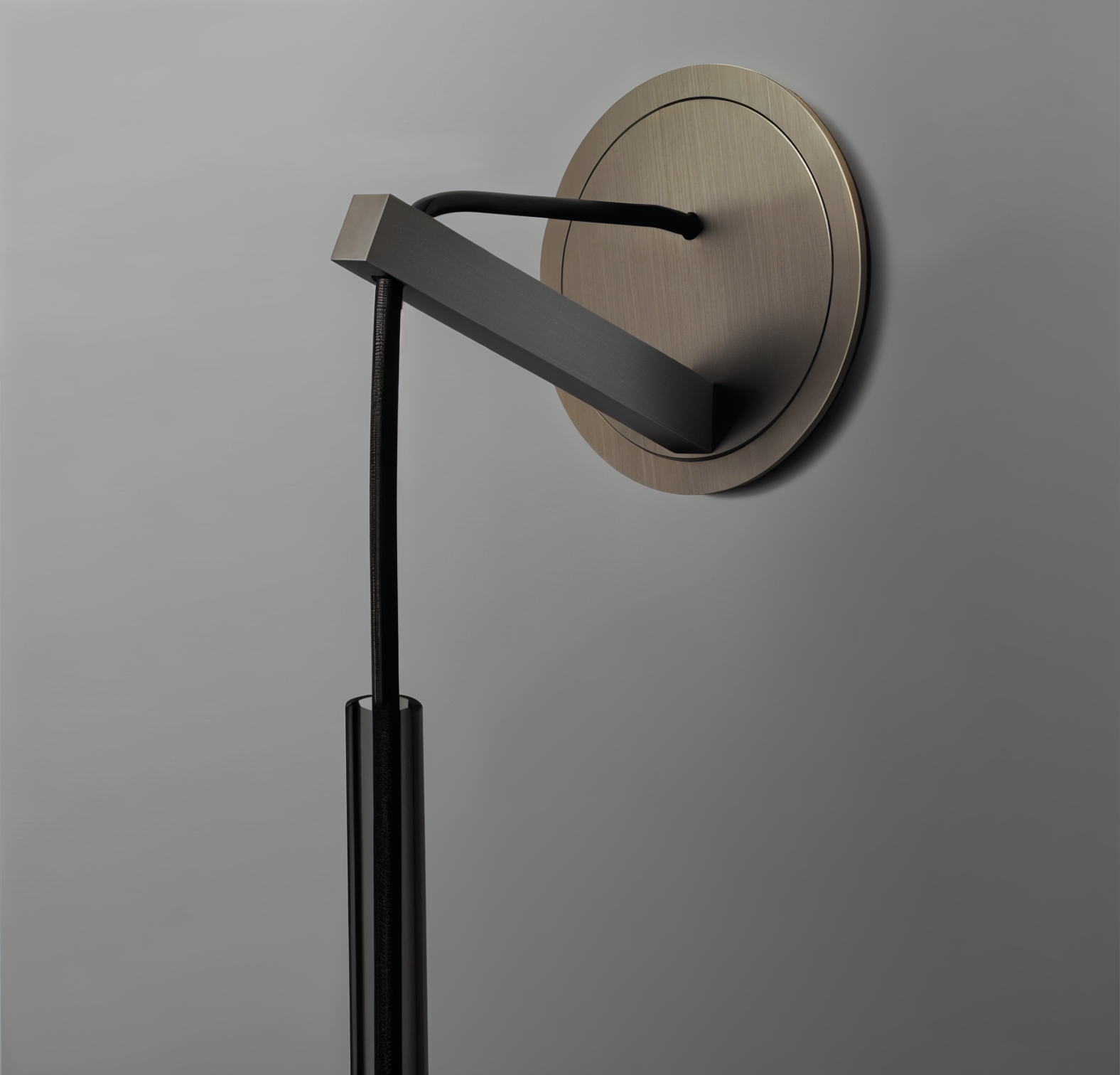Dekorativ vegglampe med røkt glass og skinnende kobber, skaper varmt og innbydende stemningslys.