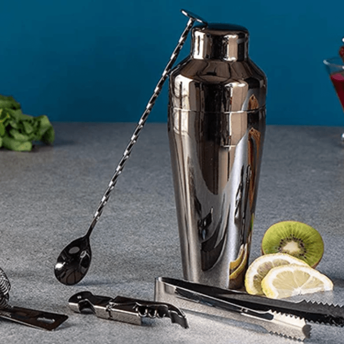 Komplett cocktailsett for hjemmebaren i rustfritt stål. Flott gavesett for bartendere og mixologi-entusiaster.