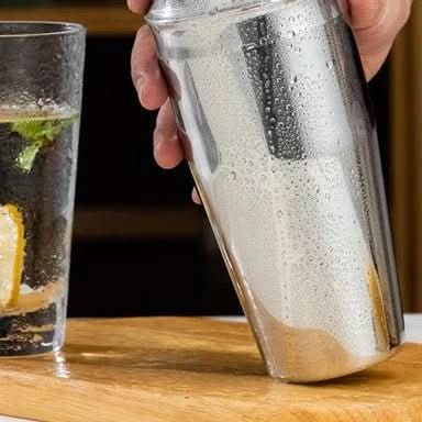 Assorterte cocktailverktøy i rustfritt stål fra 10-dels barsutstyrsett, klart for profesjonell drinkmiksing.