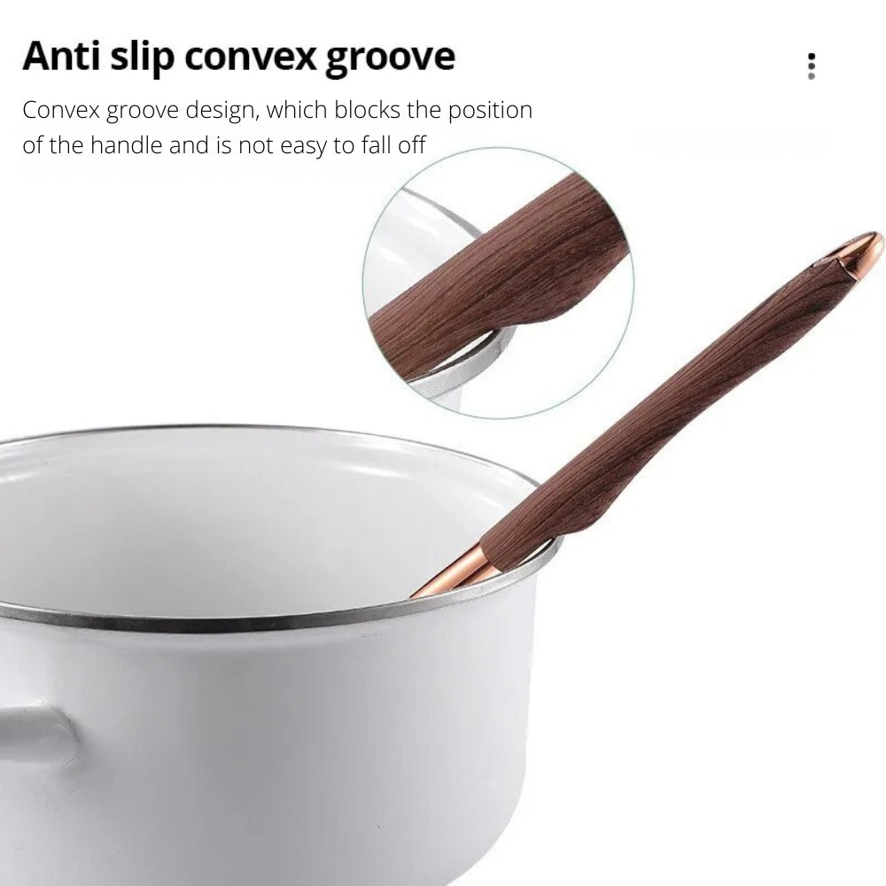 Silikonvisp fra kjøkkenredskapssettet i bruk, rører jevnt i en non-stick gryte. Varmebestandig matlaging.