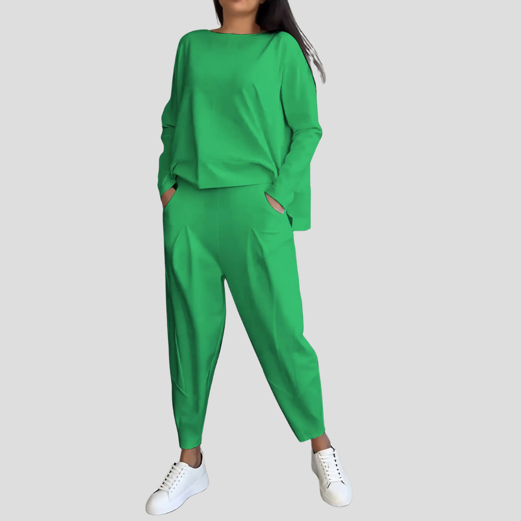 Trendy topp fra et 2-delt sett for kvinner, kombinert med jeans for en allsidig look.