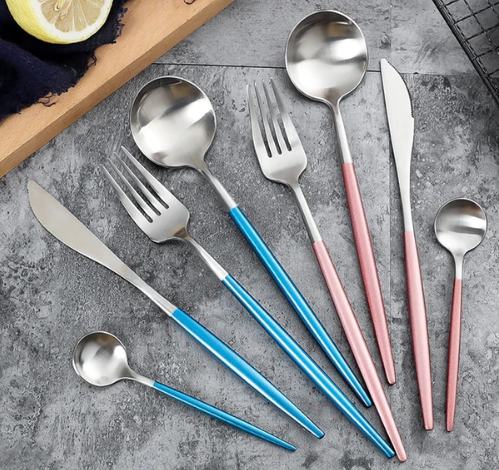 Svart bestikksett for 6 personer; elegant og moderne til middagsselskaper.