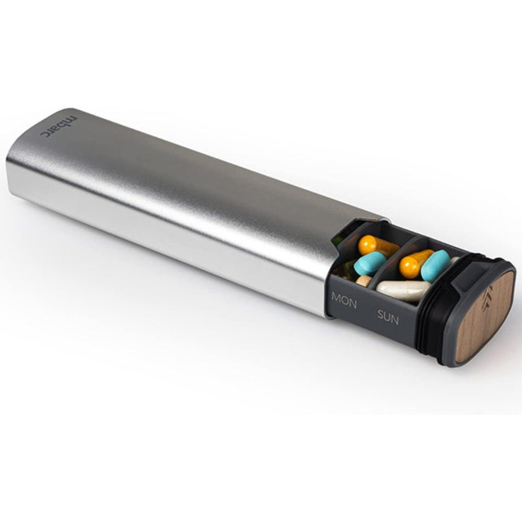Kompakt resepilleboks for 7 dager, i aluminium og tre. Smart medisinorganisering for helse på farten.