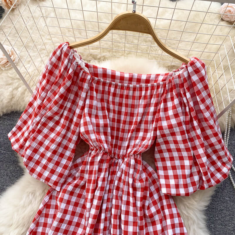 Elegant fritidskjole for kvinner. A-linje design med firkantet krage og puffermer, knelang.