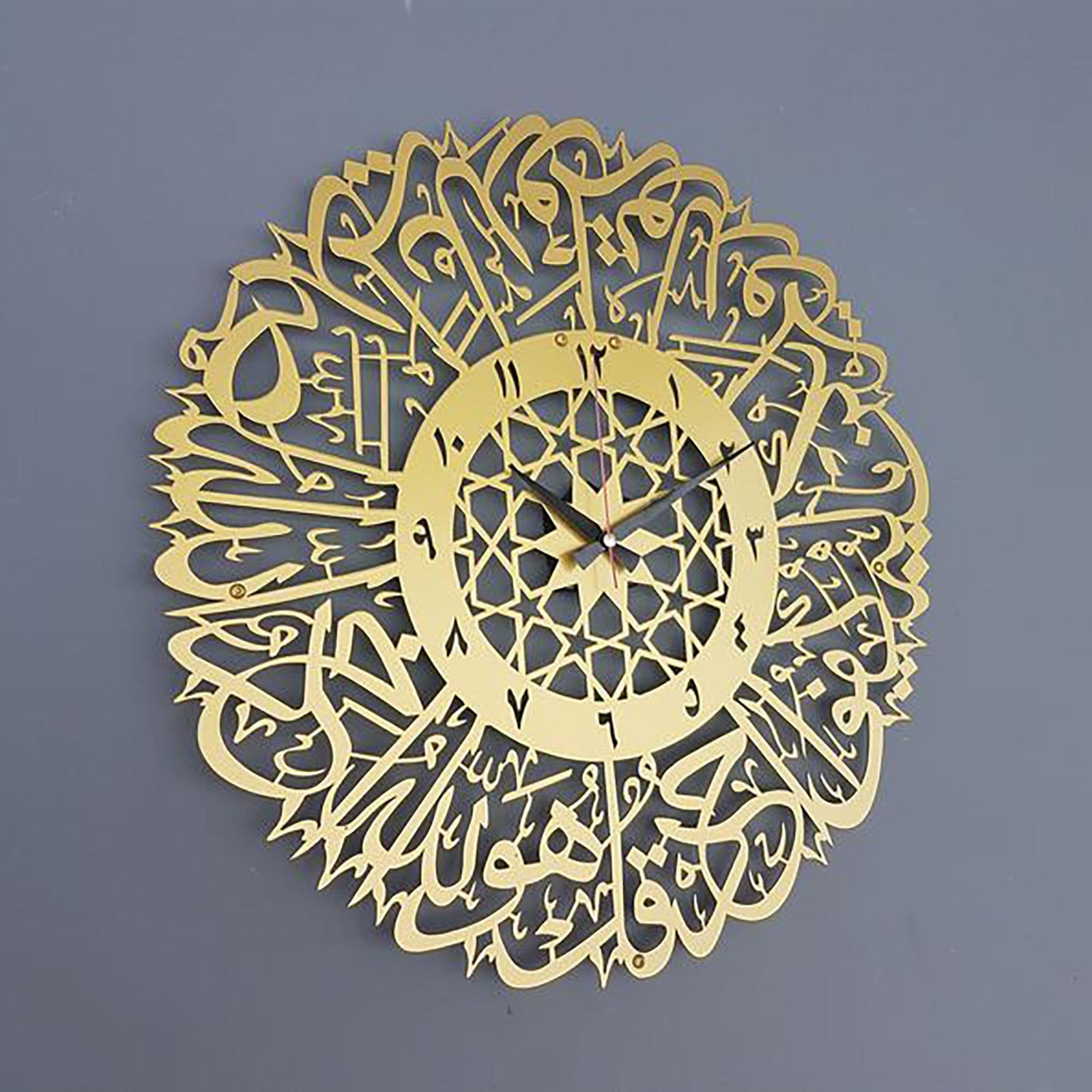 Stilig akryl veggklokke med arabisk kalligrafi, et moderne kunstverk for elegant veggdekorasjon.
