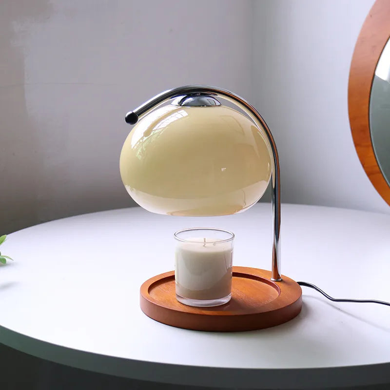 Dekorativ aromalampe med justerbar glød. Elegant bordlampe og duftspreder for moderne hjemmeinnredning.
