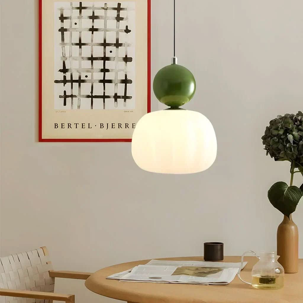 Dekorativ art deco spisestuelampe, skaper varm og innbydende atmosfære.
