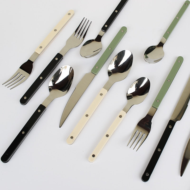 Svart, elegant bestikksett for 6 personer. 24 deler med kniver, gafler, skjeer for moderne borddekking.