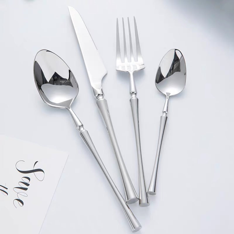 Komplett 24-dels bestikksett i elegant rustfritt stål, for en innbydende og vakkert dekket bord.