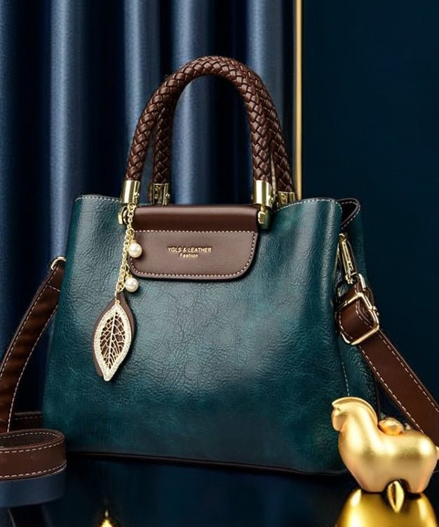 Detaljbilde av en blågrønn dame toteveske, viser den elegante stilen og den funksjonelle glidelåsen.