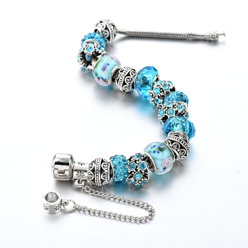 Blått krystallarmbånd med glitrende steiner. Et elegant armbånd, ideelt som gave til kvinner.