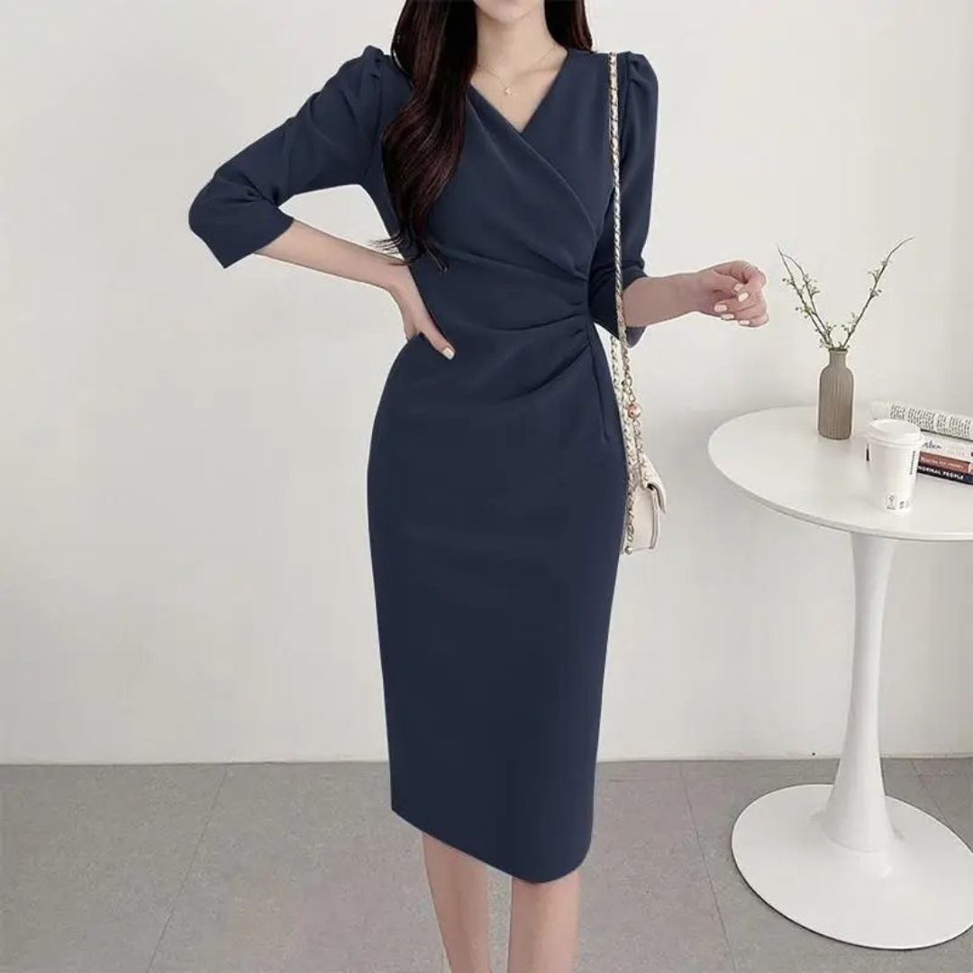 Stilig knelang festkjole for kvinner, elegant bodycon passform og V-hals. En komfortabel sommerkjole.