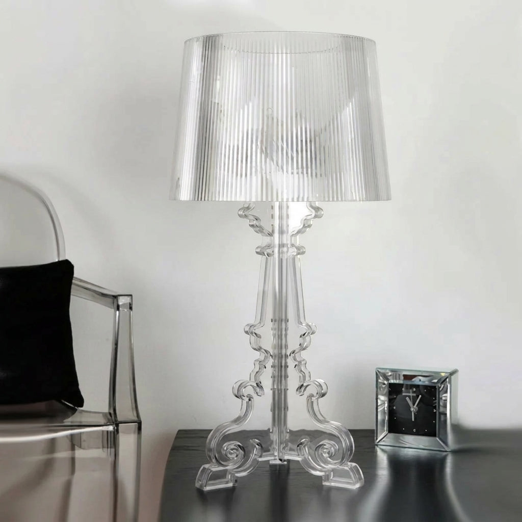 Nærstudie av barokkdesignet på en elegant bordlampe; detaljert utførelse og luksuriøs interiørdekorasjon.