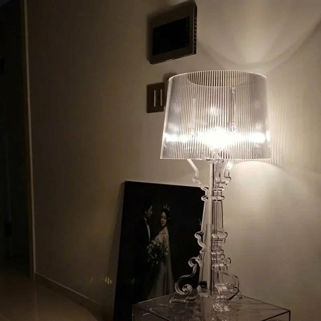 Justerbar elegant bordlampe for fleksibel belysning i moderne interiør; ideell som nattbordslampe.