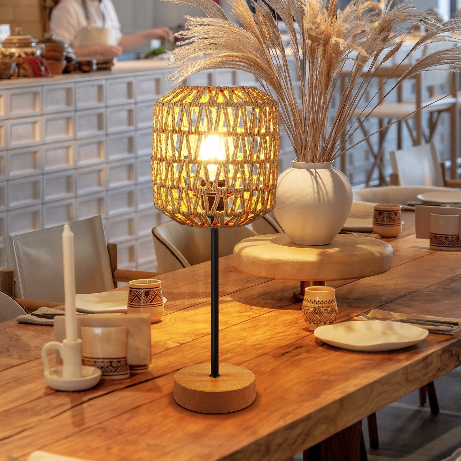 Stilren bordlampe med flettet design. Berøringskontroll og USB-port gjør den ideell som nattlampe eller skrivebordslampe.