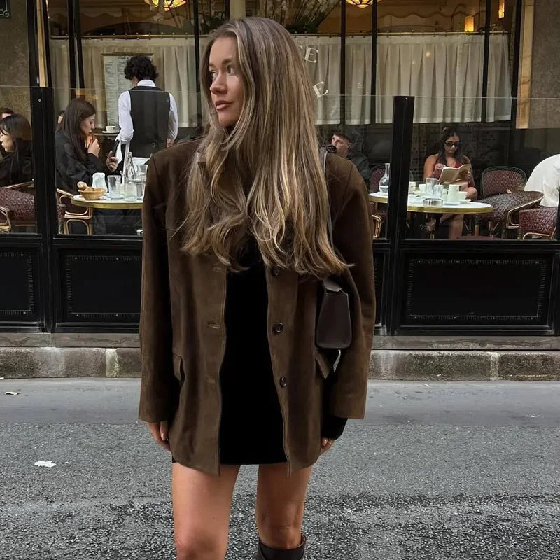 Mørk brun cropped dameblazer. En allsidig jakke som passer både til hverdags og finere anledninger.
