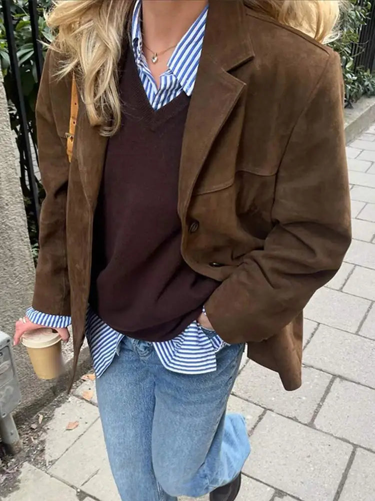 Stilig brun semsket jakke til dame, ideell som moteriktig vår- og høstjakke for elegant yttertøy.