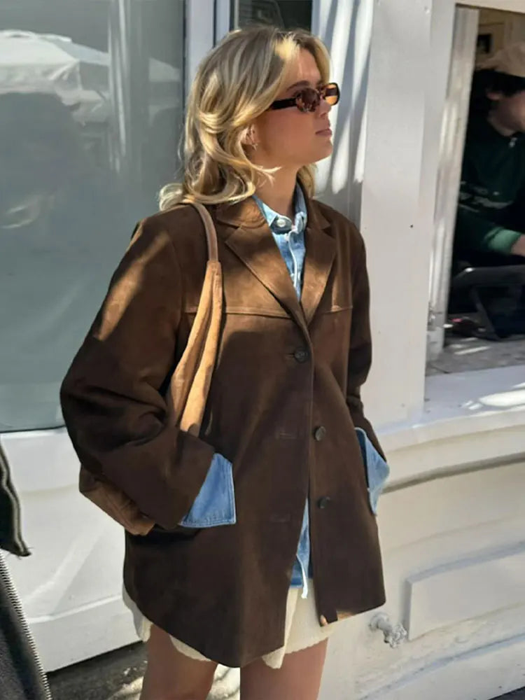 Komfortabel brun damejakke i semsket skinn. Klassisk og tidløs, passer til både casual og elegant stil.