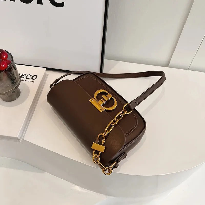 Elegant svart crossbody veske for damer. Tidløst design, praktisk og moteriktig tilbehør.