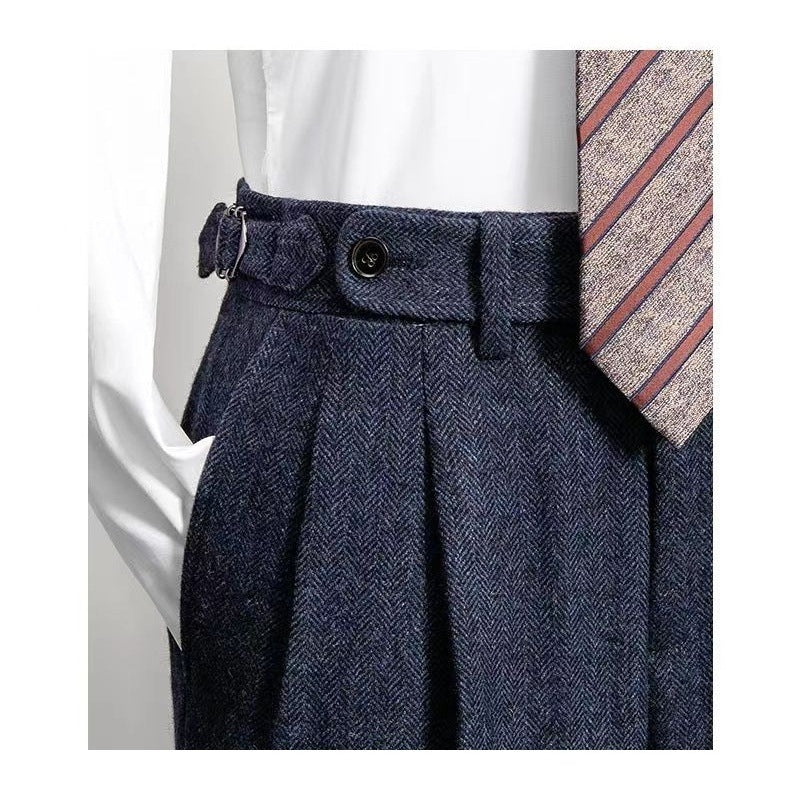 Menn i elegant tweedbukse i blått, stylet med en pen genser. Komfortabel fritidsbukse for høst/vinter.