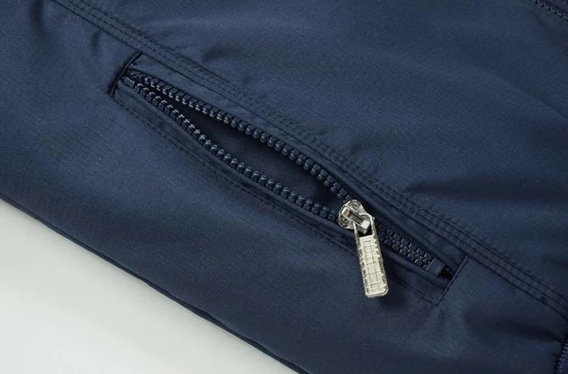 Bakside av casual herrejakke med stående krage. Viser god passform og tidløst design, perfekt fritidsjakke.