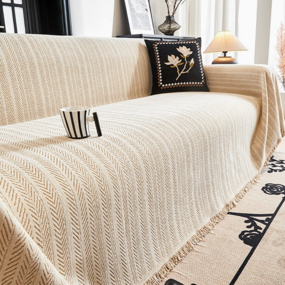 Elegant chenille sofatrekk med fiskebensmønster. Mykt og slitesterkt overkast for stilfull sofabeskyttelse.
