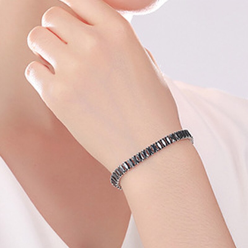 Strålende cubic zirconia armbånd til kvinner, et elegant og glamorøst smykke som passer perfekt som gave.