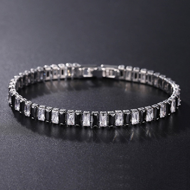 Tidløst cubic zirconia armbånd for kvinner, vakkert designet med skinnende steiner. Elegant og stilfullt smykke.