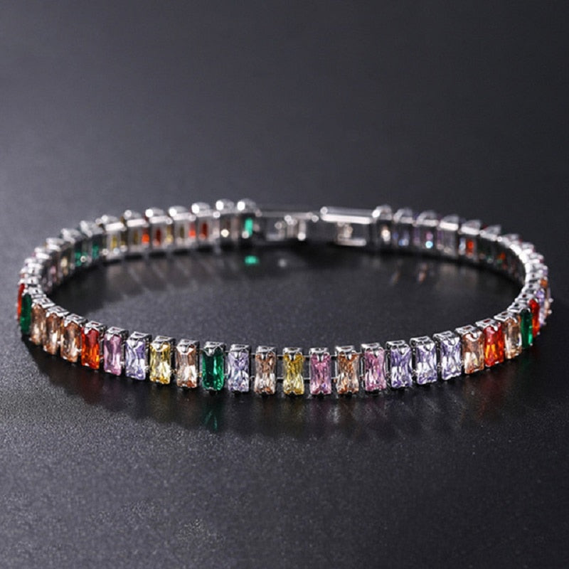 Kvinner armbånd med glitrende cubic zirconia, gir en luksuriøs følelse. Et perfekt tilbehør for enhver anledning.