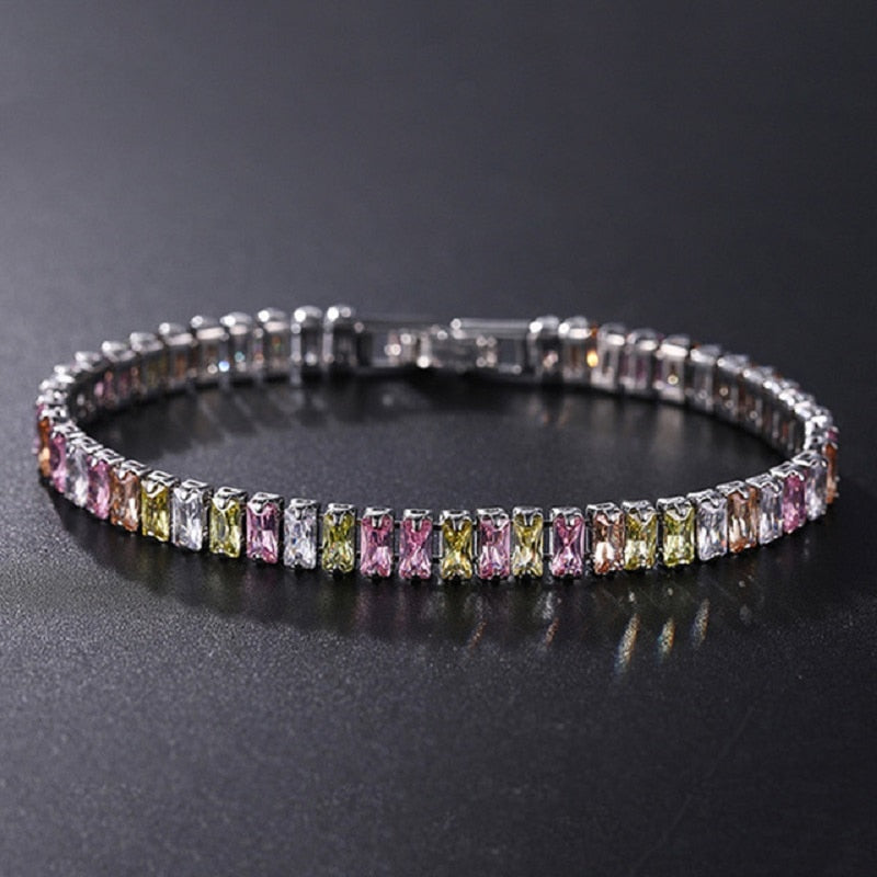 Skinnende cubic zirconia armbånd til kvinner, et elegant smykke som fanger lyset. Ideelt for fest og spesielle dager.