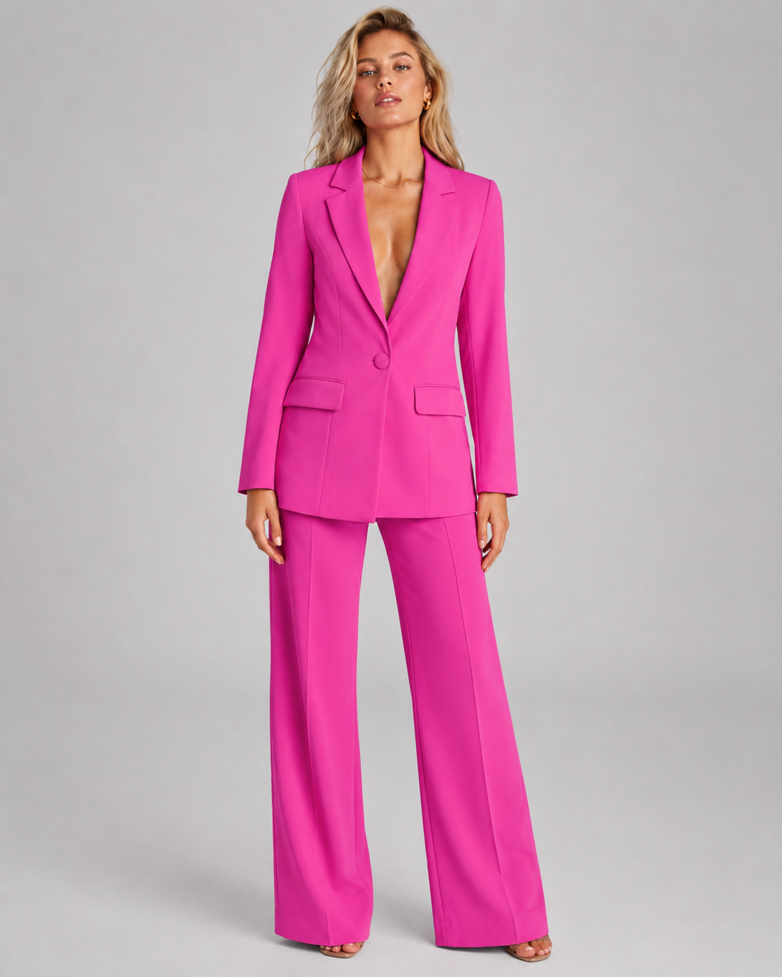 Fullt bilde av dame i elegant blazer og buksesett, komplett formelt antrekk.