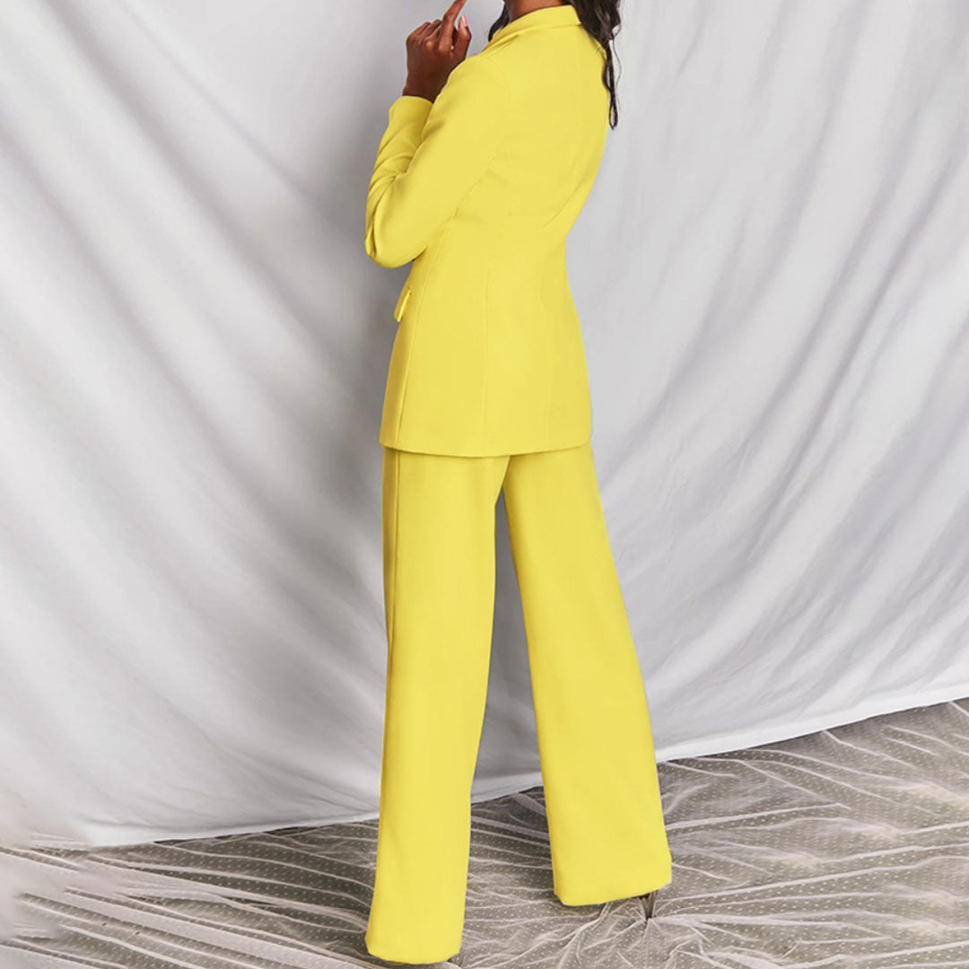 Elegant dame klesett med blazer og bukser, tidløs mote for vår- og høstsesongen.
