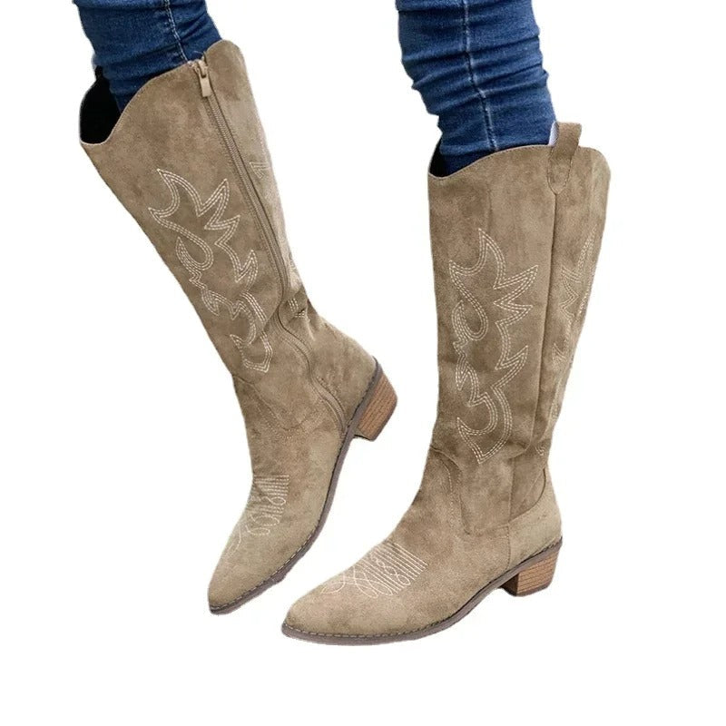 Brune broderte dame cowboystøvler. Stilige høst/vinter knestøvler med spiss tå og tykk hæl.