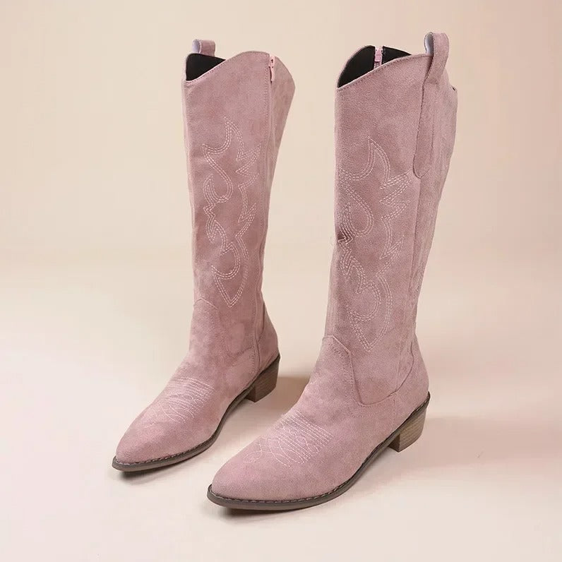 Rosa broderte dame cowboystøvler, trendy knestøvel med spiss tå og tykk hæl. Elegant og komfortabel.