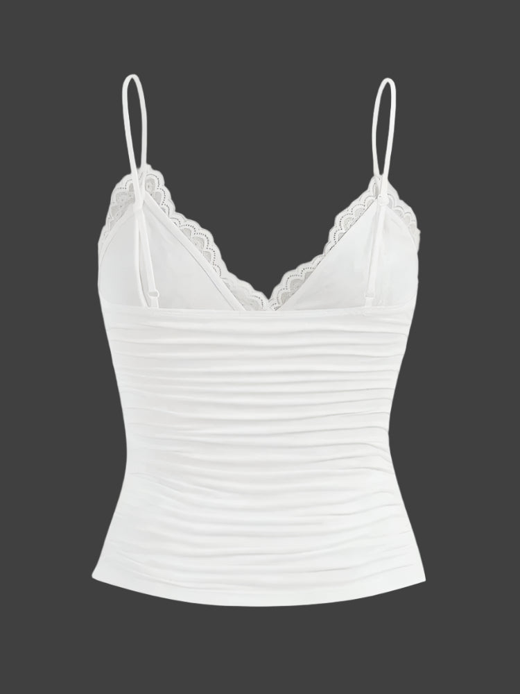 Trendy og elegant dame crop cami topp med vakre blonder og en dekorativ sløyfe. Komfortabel sommer topp.