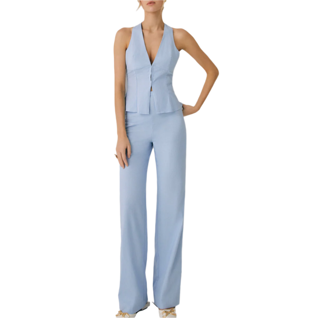Elegant dame ensemble med halterneck topp og rette bukser. Perfekt for fest eller stilfull hverdagsbruk.