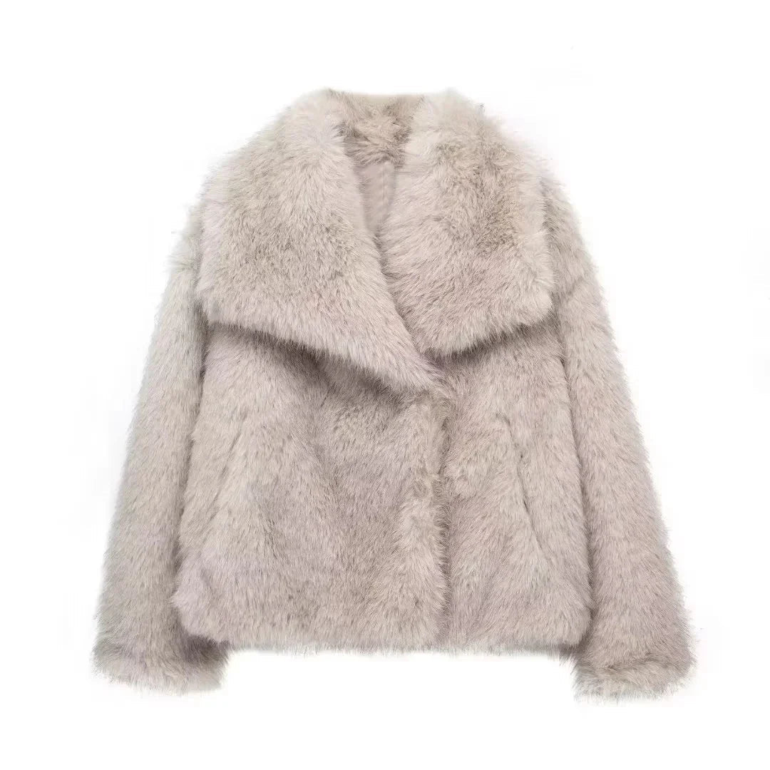 Brun dame fuskepelsjakke, komfortabelt og varmt yttertøy for elegant vintermote og hverdagsbruk.
