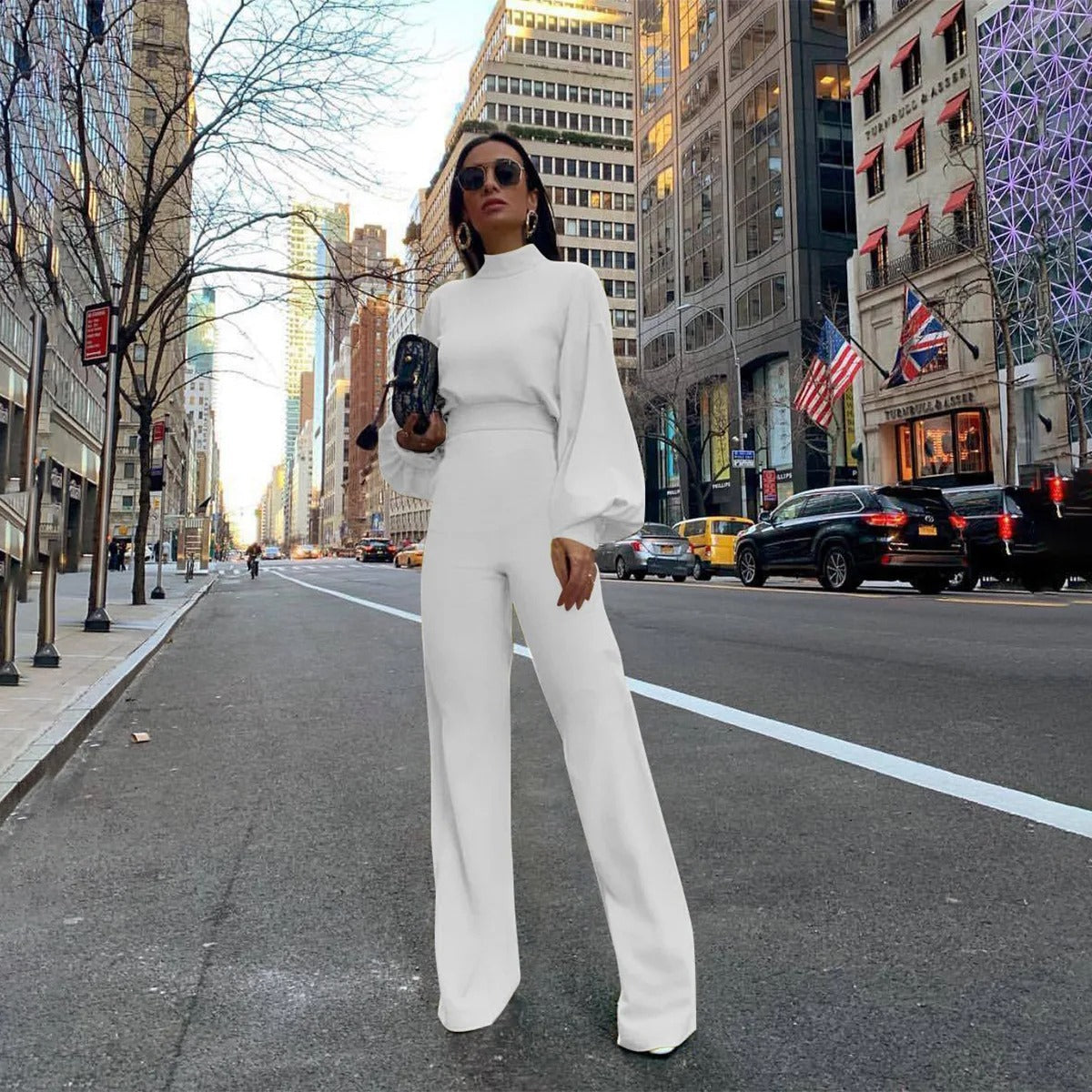 Moderne dame jumpsuit med høy midje, komfortable vide ben og elegante lyktermer. Ideell mote for kvinner.