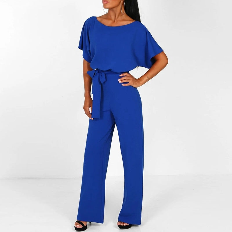 Nærbilde av snøremidjen på en dame jumpsuit, som viser den justerbare detaljen og stil.
