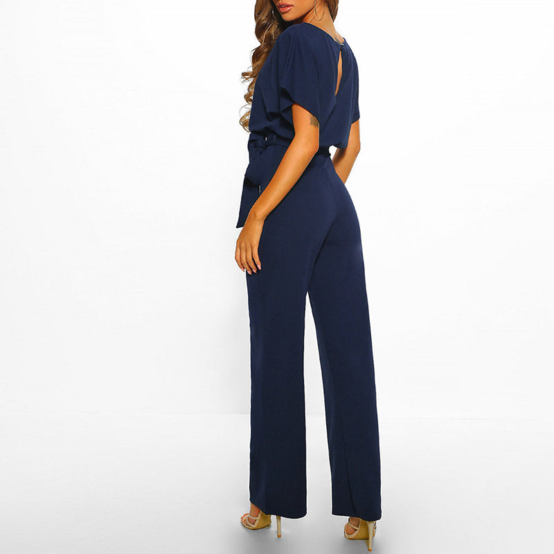 Dame jumpsuit sett forfra, viser den moderne silhuetten og den flatterende snøremidjen.