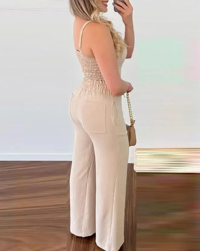 Dame jumpsuit stylet som elegant festantrekk med V-hals, spaghettistropper og ryggløs design for kvelden.